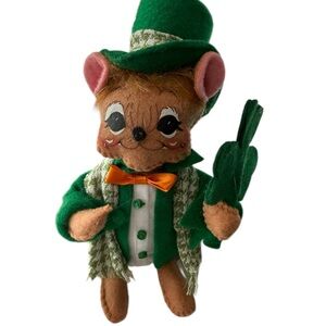 AnnaLee St Patrick’s Day Mouse 2018 Holding Green Shamrock Posable  Collectible